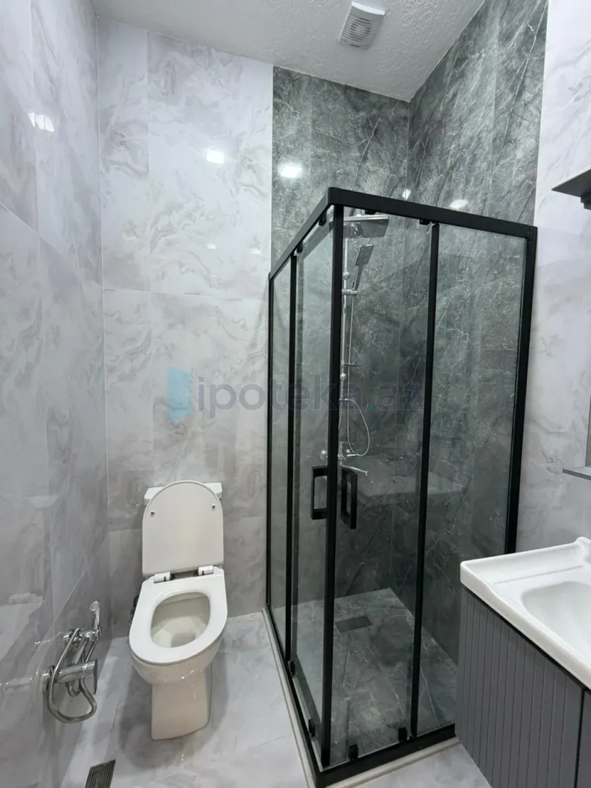 Satılır 4 otaqlı mənzil 140 m²