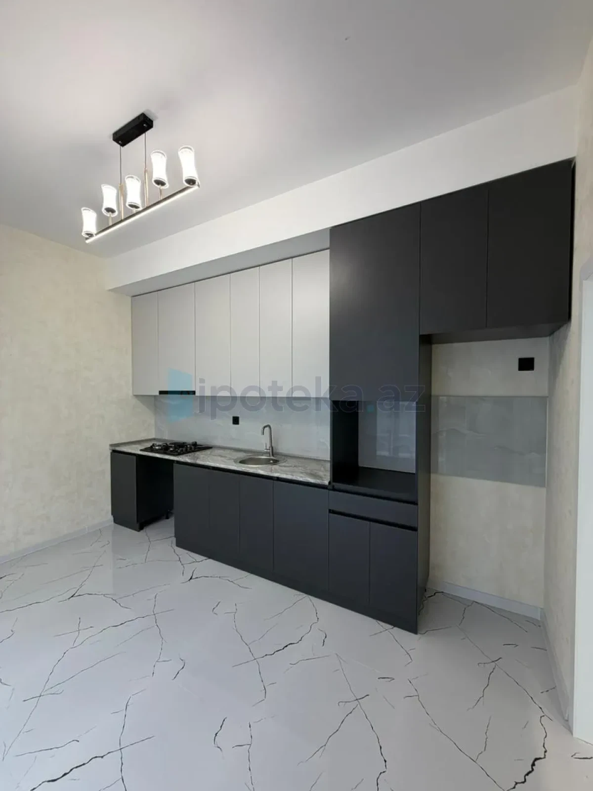 Satılır 4 otaqlı mənzil 140 m²