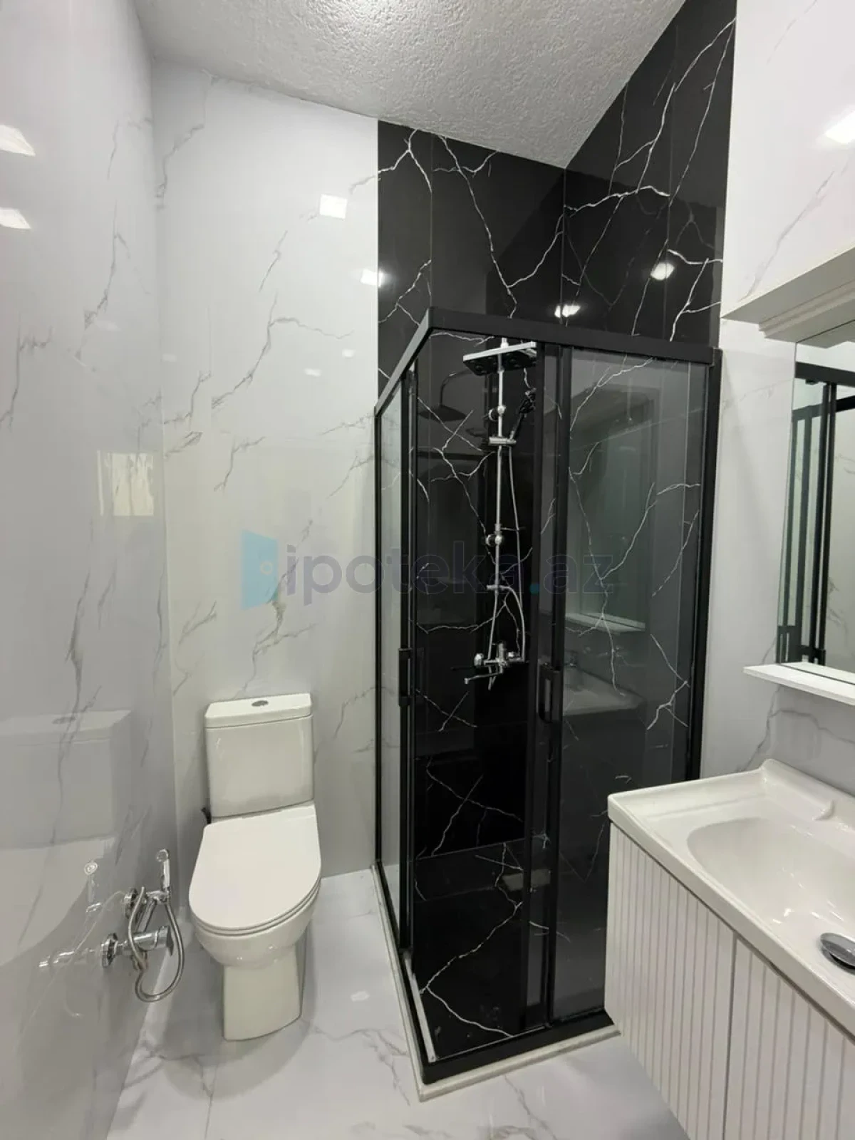 Satılır 4 otaqlı mənzil 140 m²