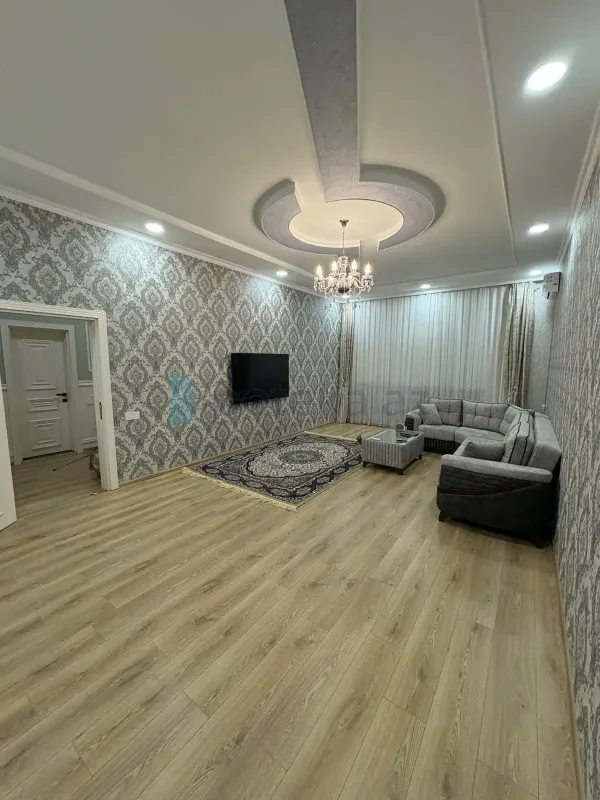 Satılır 5 otaqlı həyət evi 240 m²
