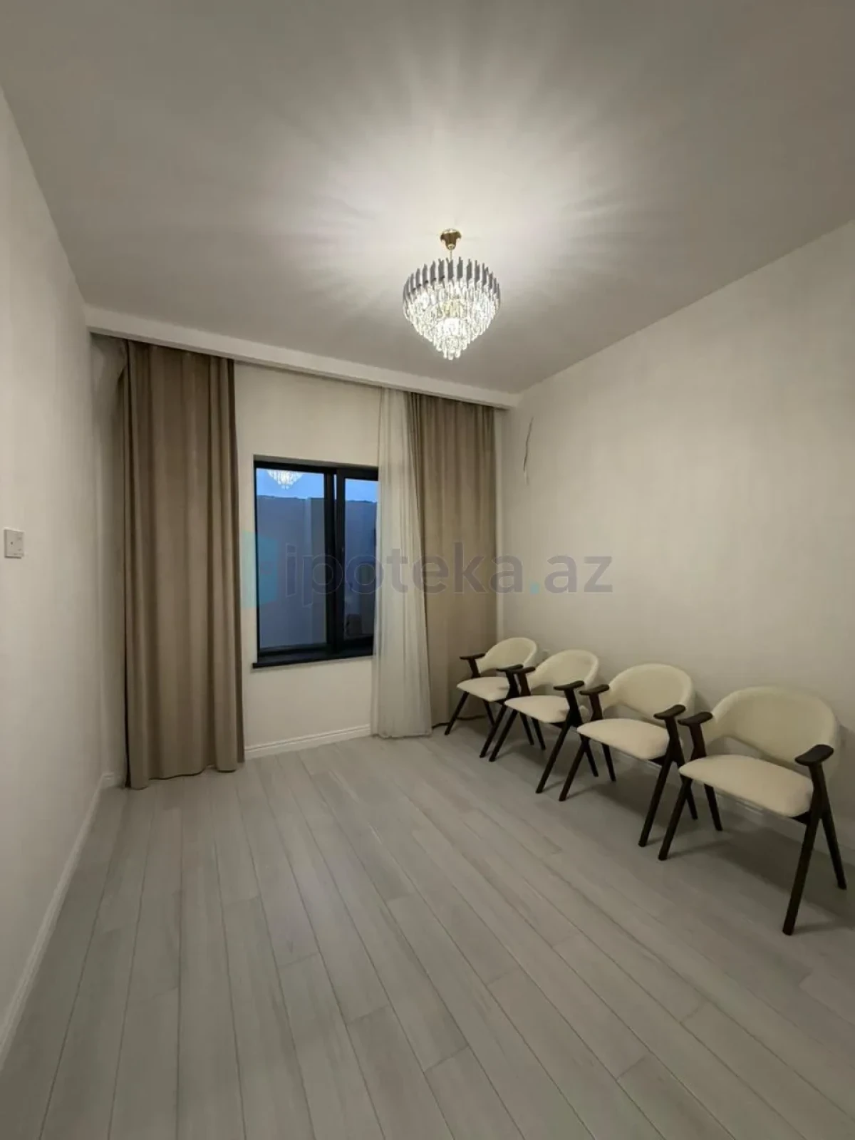 Satılır 4 otaqlı mənzil 150 m²