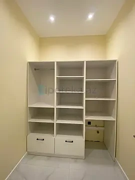 Satılır 4 otaqlı mənzil 195 m²