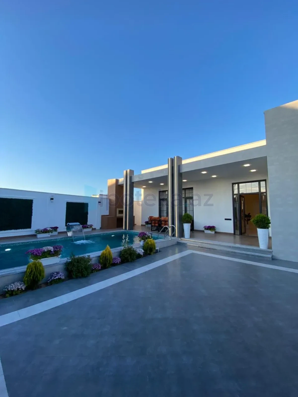 Satılır 4 otaqlı mənzil 195 m²
