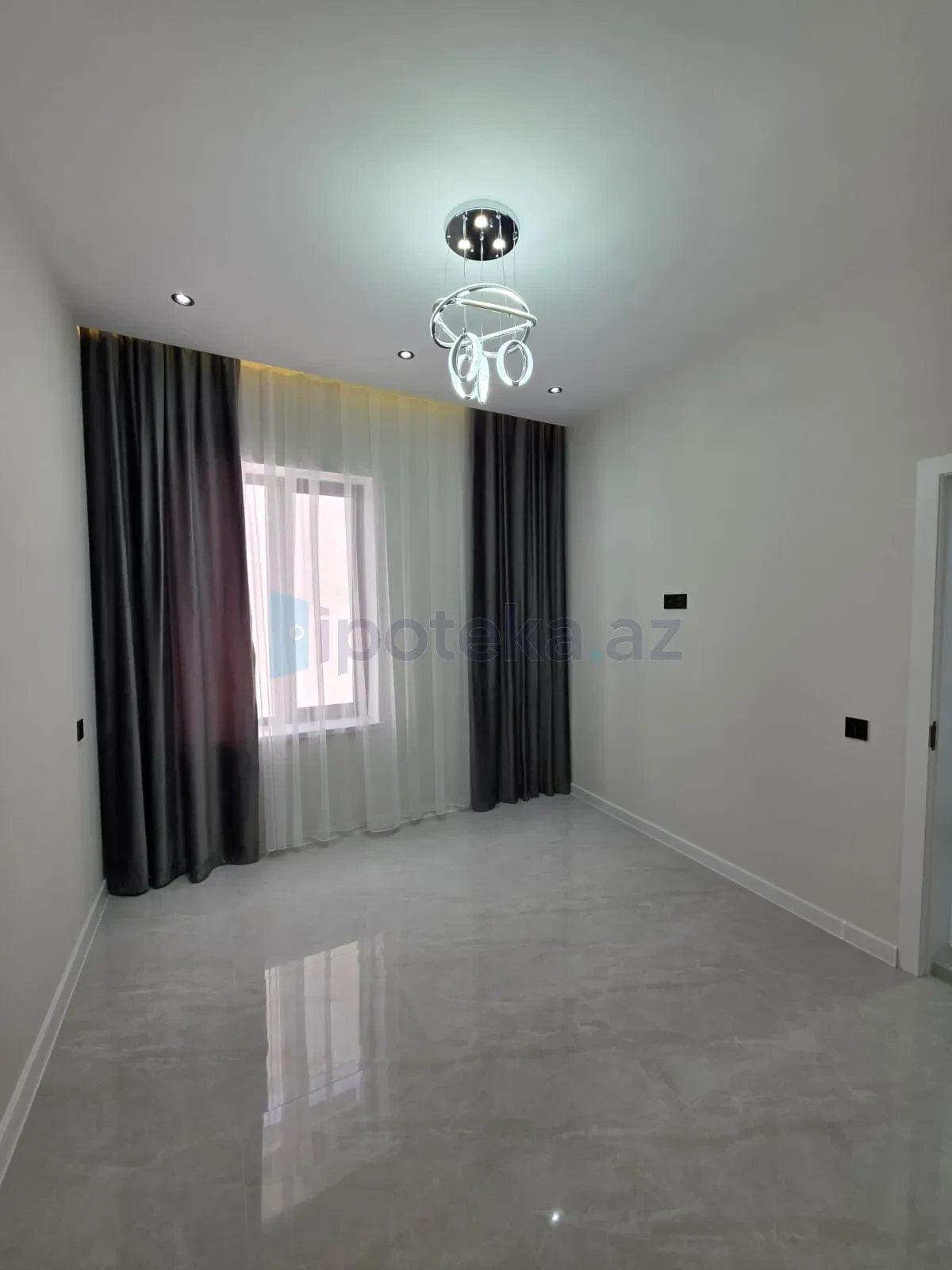 Satılır 4 otaqlı mənzil 140 m²