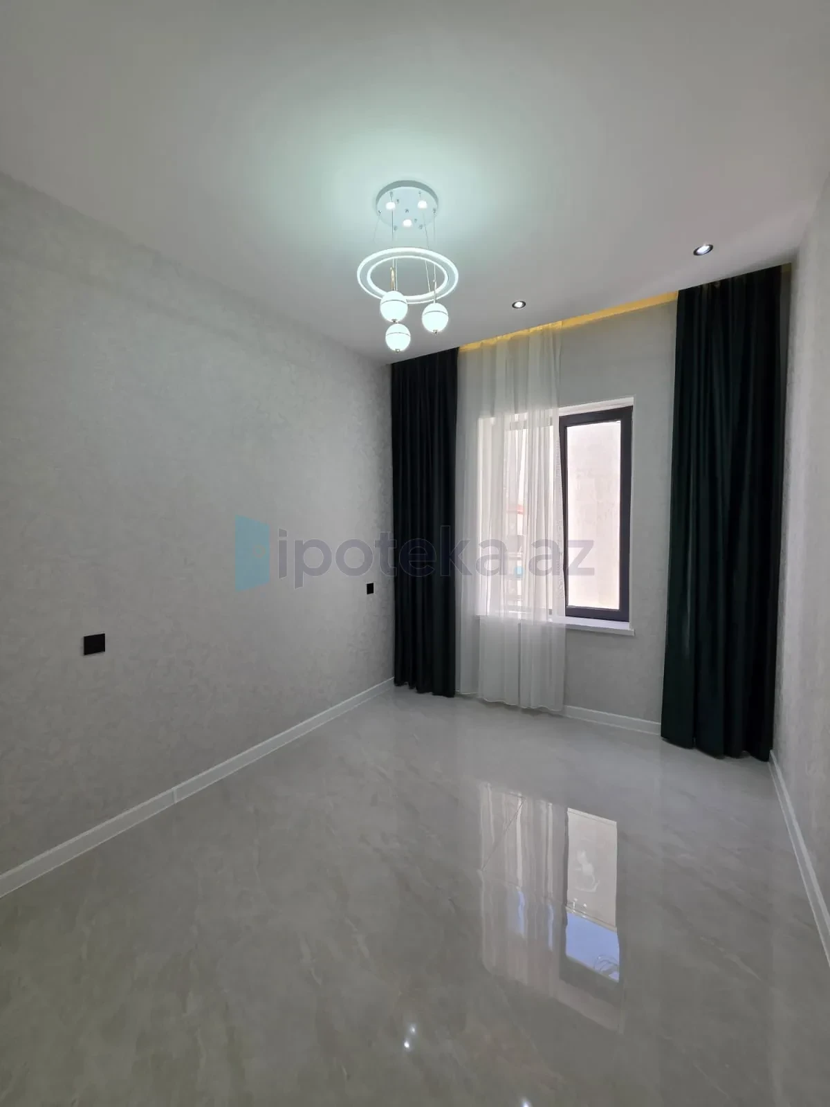 Satılır 4 otaqlı mənzil 140 m²