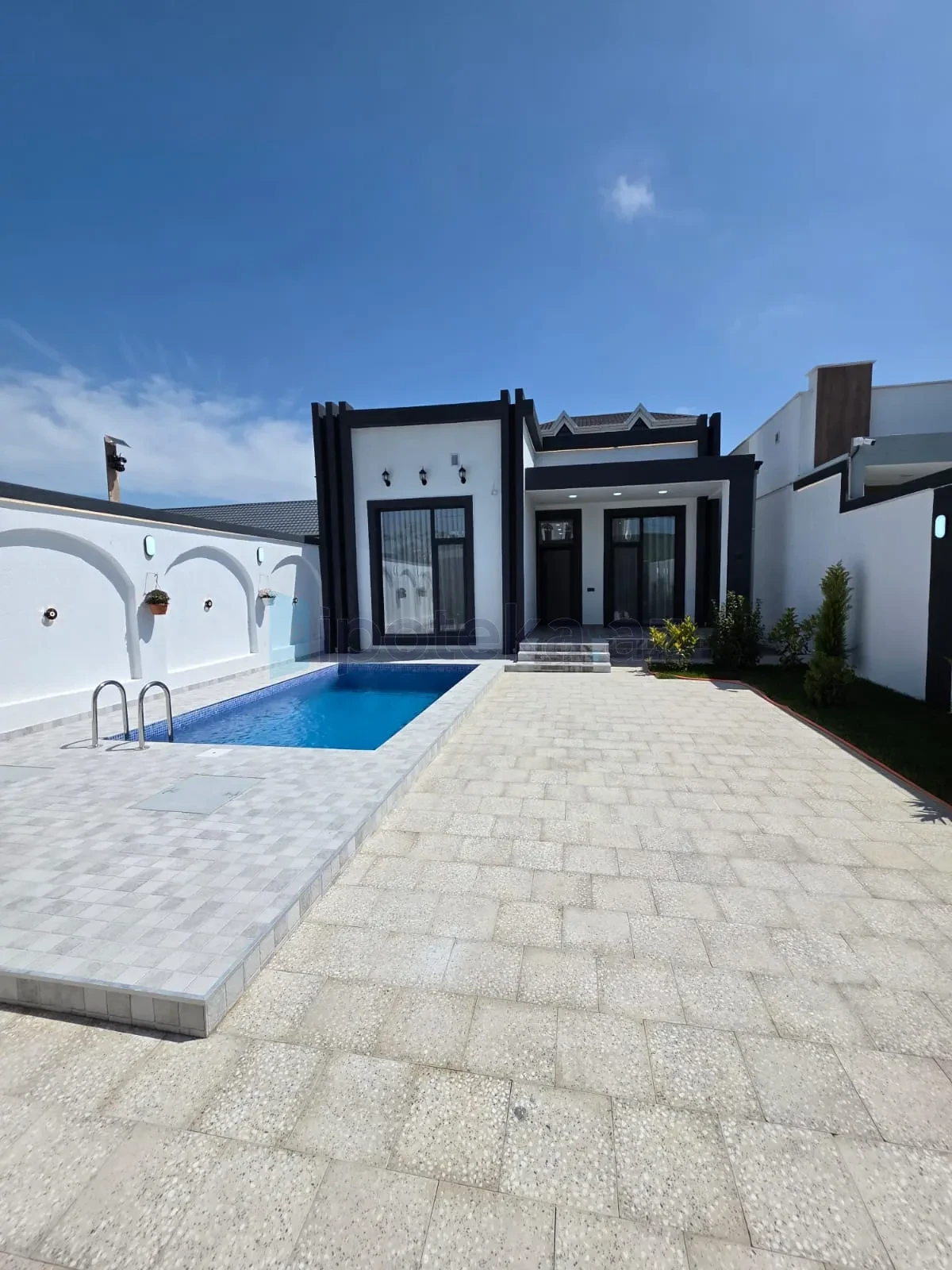 Satılır 4 otaqlı mənzil 140 m²
