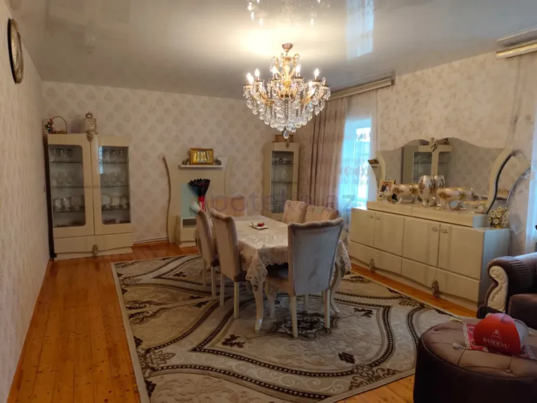 Satılır 5 otaqlı həyət evi 200 m²