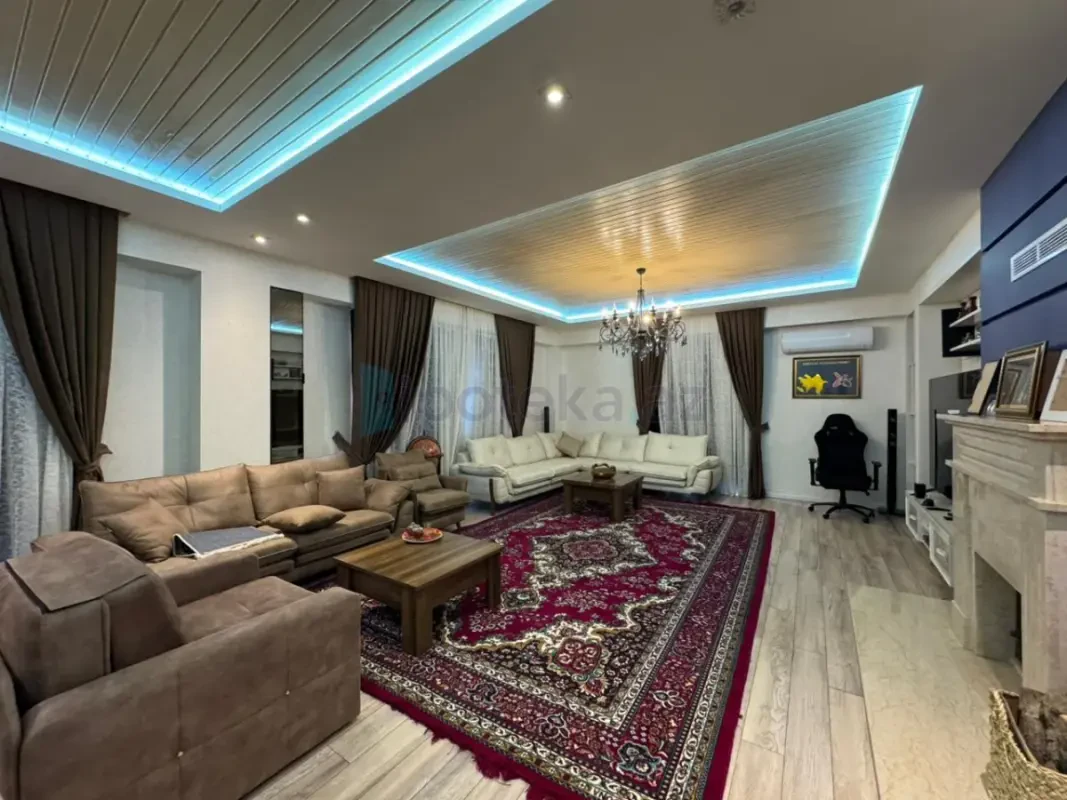Satılır 8 otaqlı həyət evi 450 m²