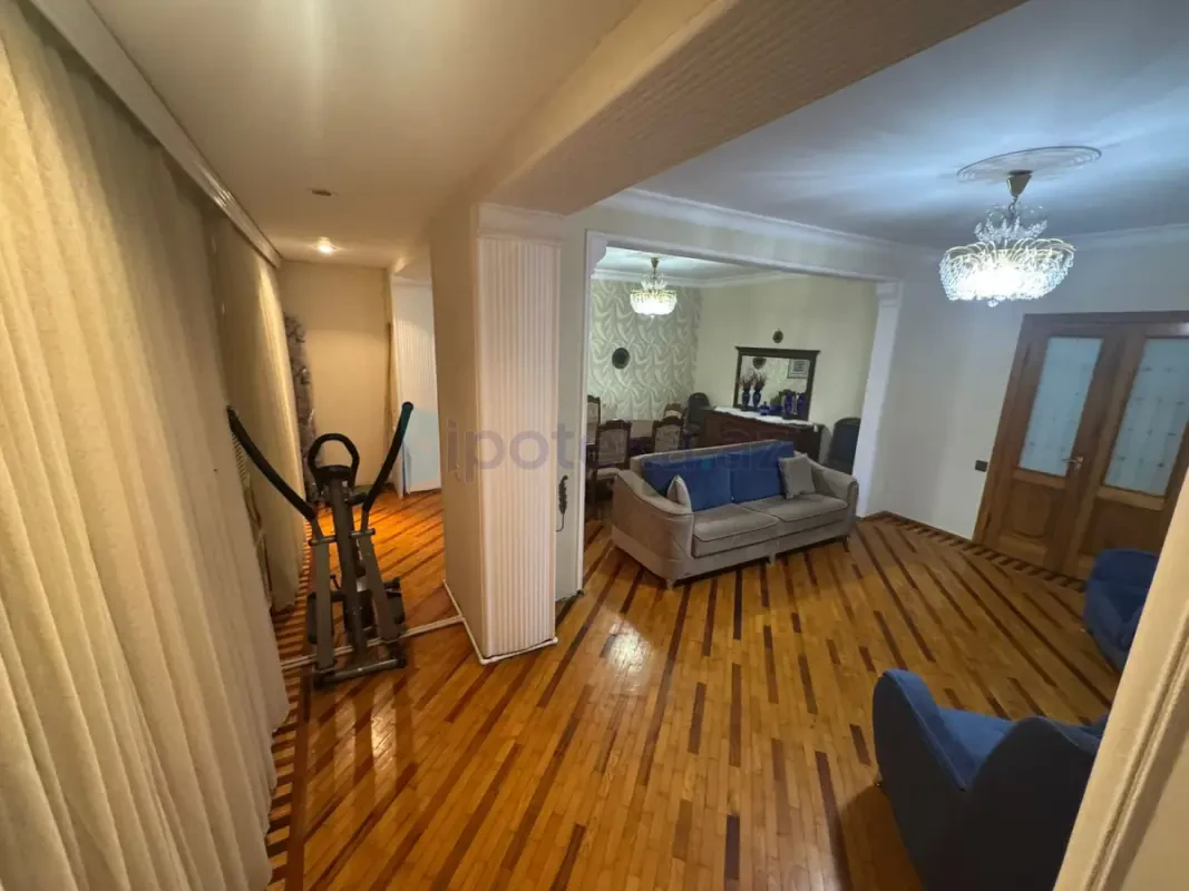 Satılır 4 otaqlı köhnə tikili 110 m²