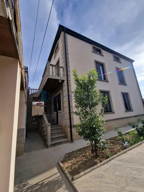 Satılır 5 otaqlı həyət evi 300 m²
