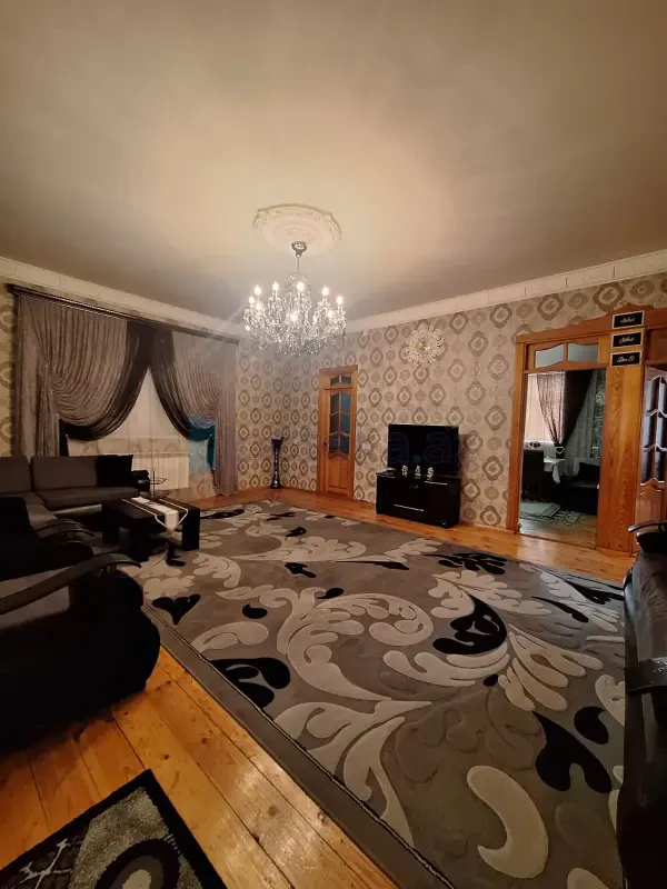 Satılır 7 otaqlı həyət evi 240 m²