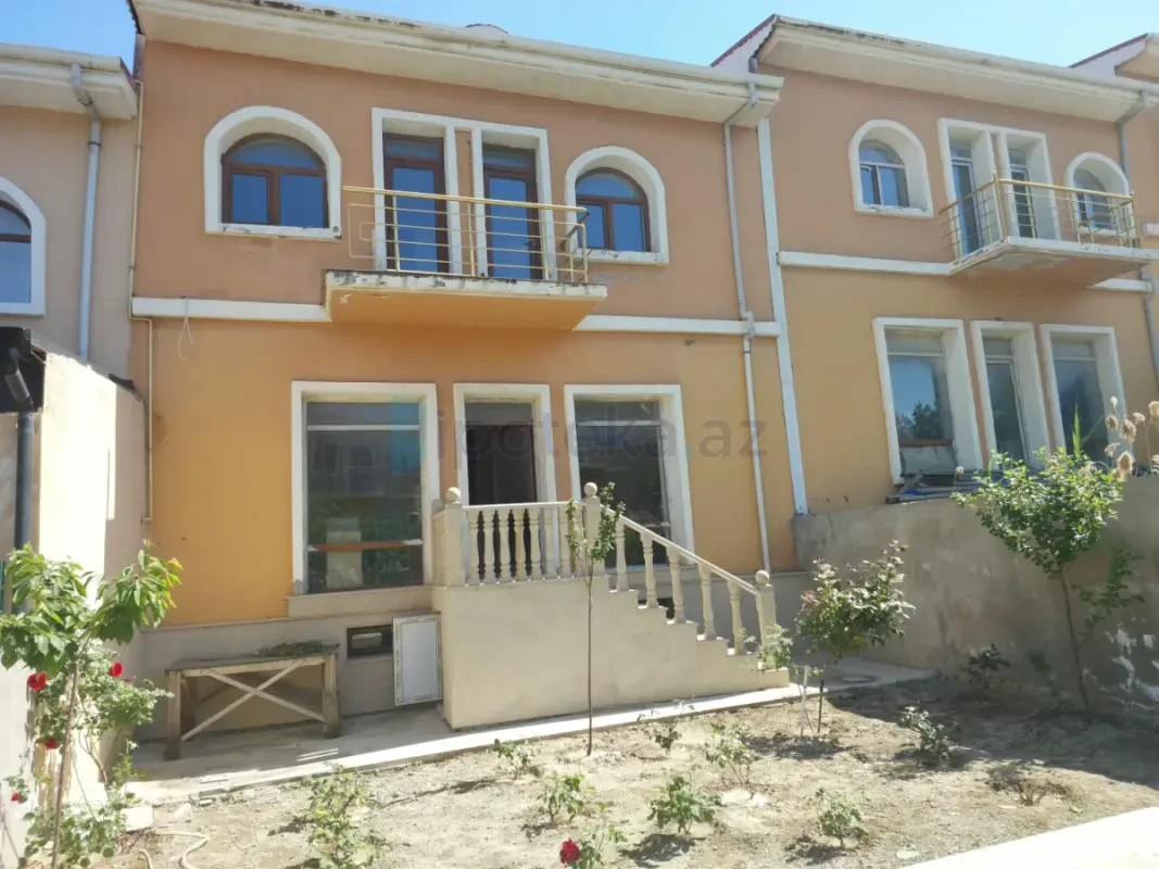 Satılır 5 otaqlı həyət evi 210 m²