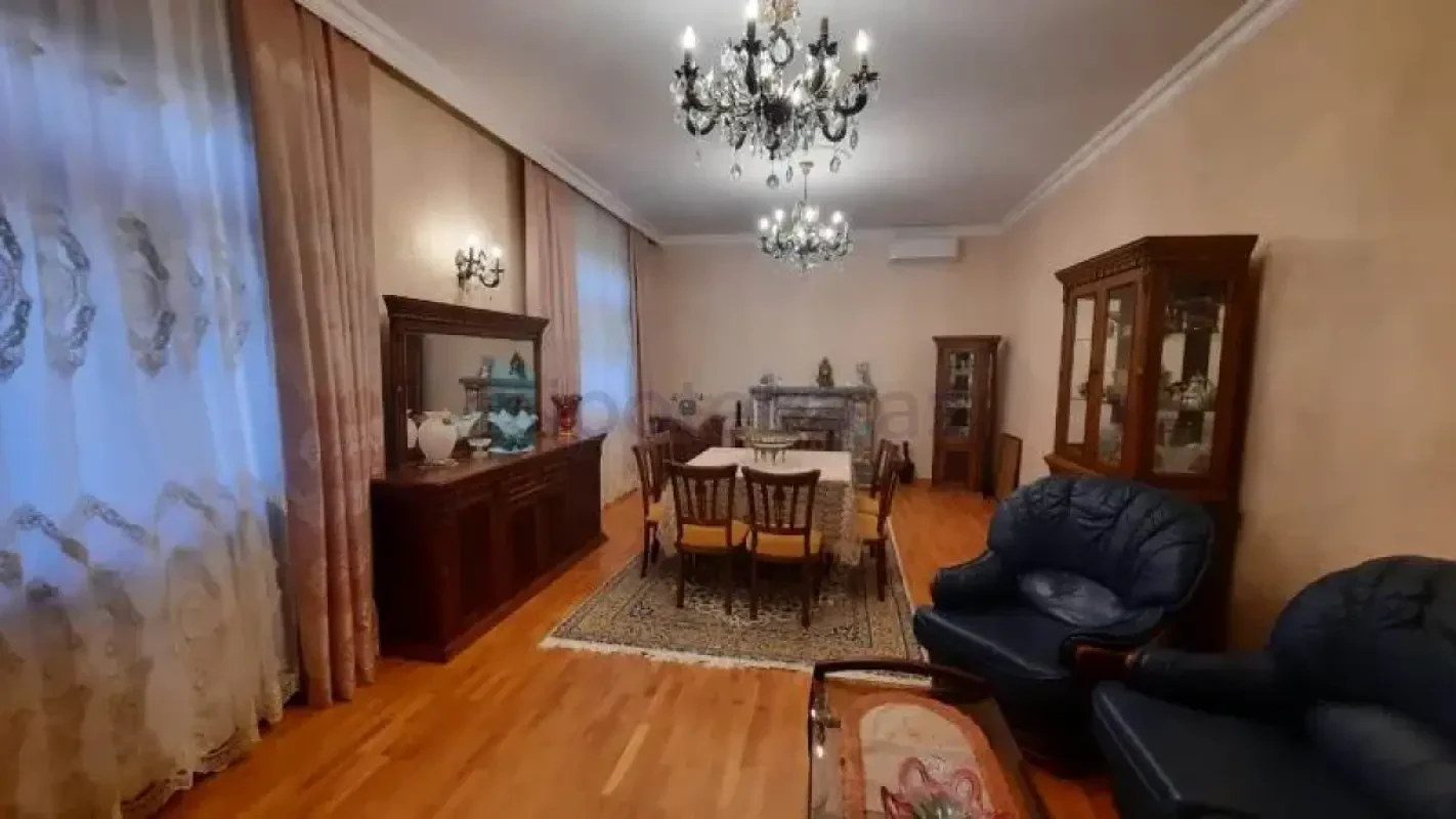 Satılır 6 otaqlı həyət evi 450 m²