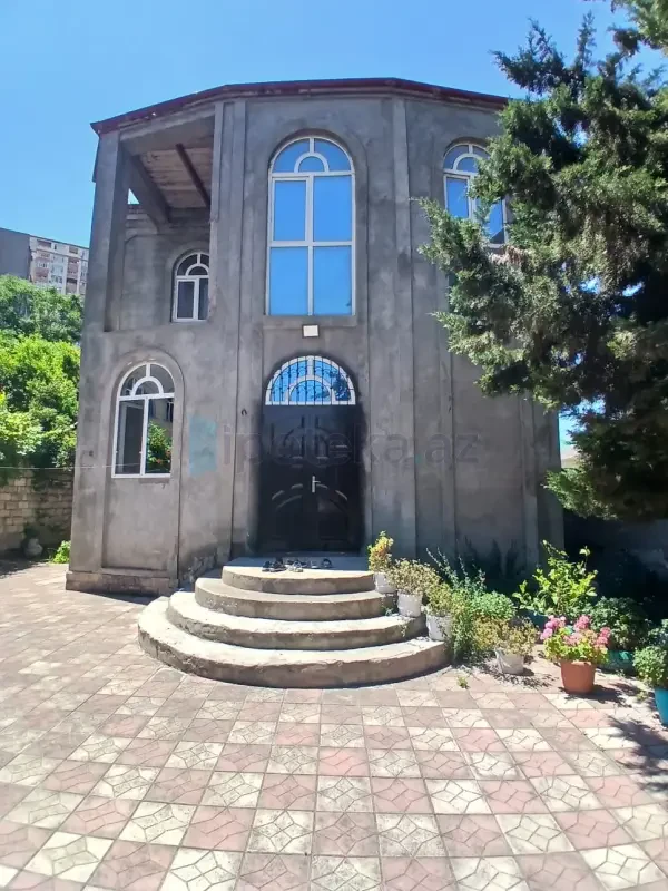 Satılır 8 otaqlı həyət evi