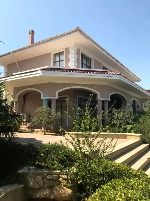 Satılır 5 otaqlı həyət evi 300 m²