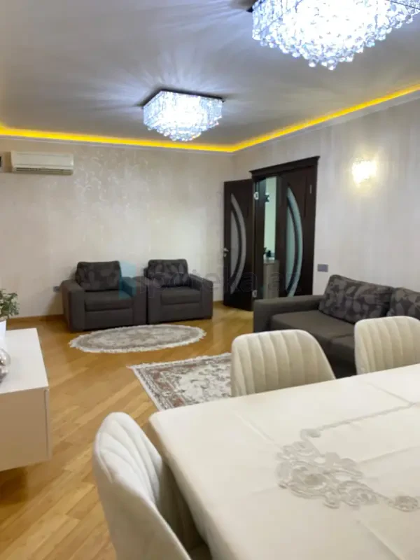 Satılır 4 otaqlı köhnə tikili 100 m²