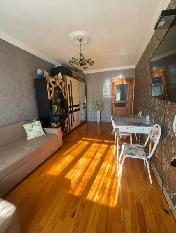 Satılır 2 otaqlı köhnə tikili 60 m²