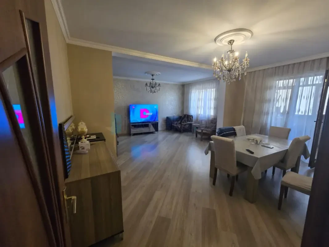 Satılır 4 otaqlı köhnə tikili 110 m²