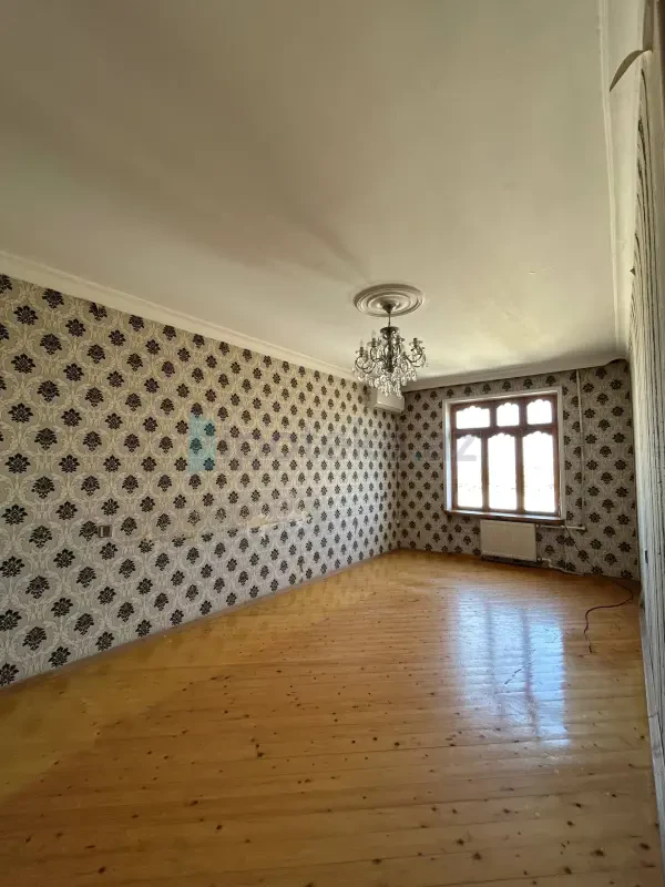 Satılır 4 otaqlı köhnə tikili 100 m²