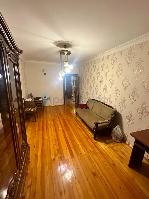 Satılır 2 otaqlı köhnə tikili 65 m²