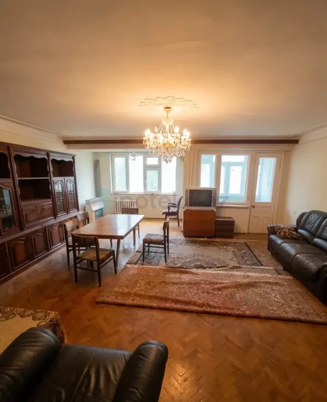 Satılır 4 otaqlı köhnə tikili 120 m²