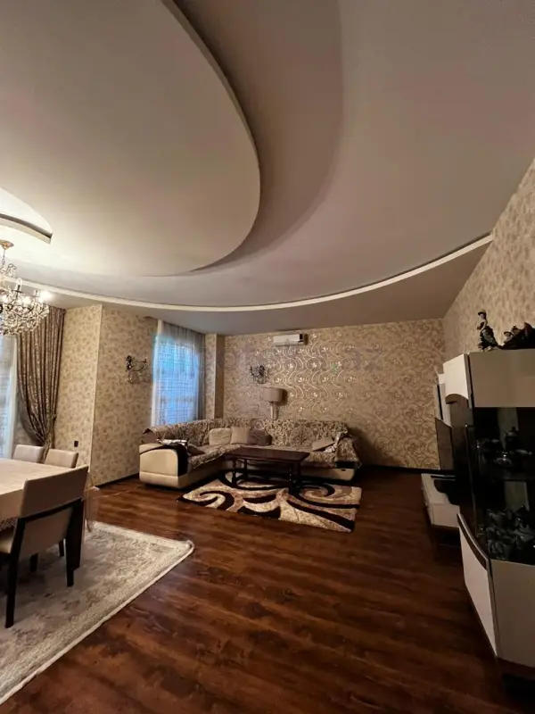 Satılır 4 otaqlı mənzil 250 m²