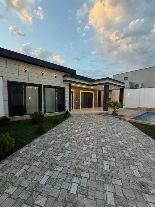 Satılır 4 otaqlı mənzil 130 m²