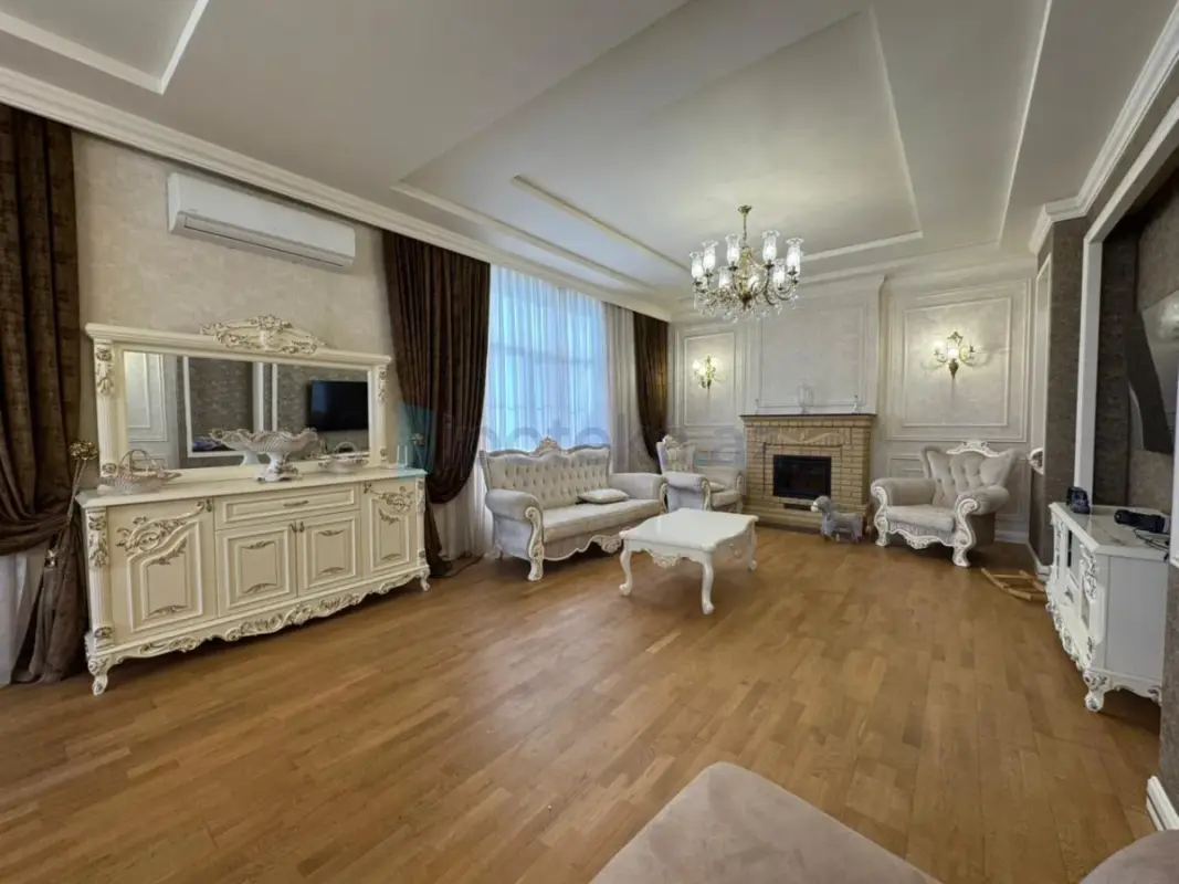Satılır 5 otaqlı həyət evi 300 m²