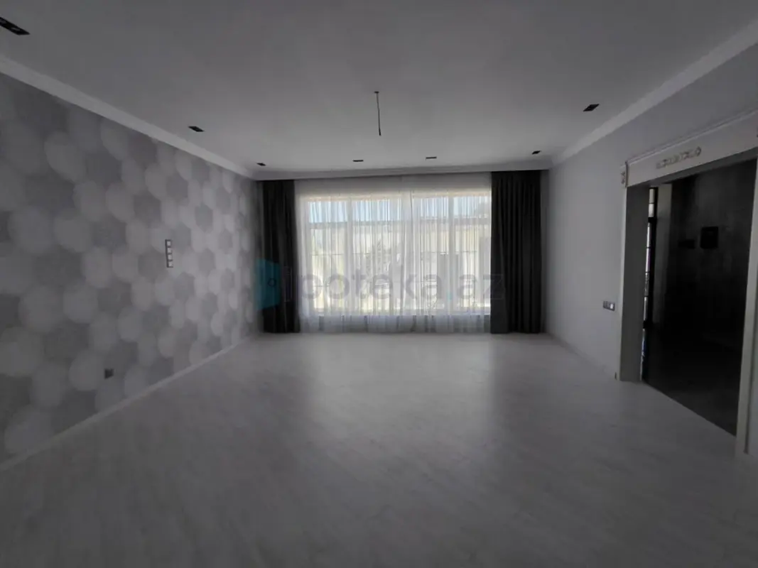 Satılır 4 otaqlı mənzil 180 m²