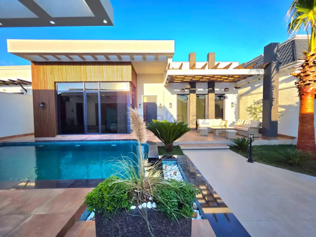 Satılır 5 otaqlı mənzil 225 m²