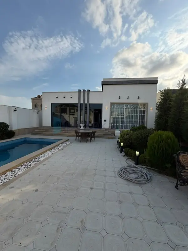 Satılır 4 otaqlı mənzil 160 m²