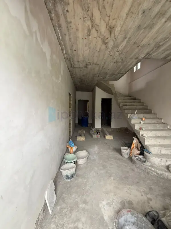 Satılır 6 otaqlı həyət evi 240 m²
