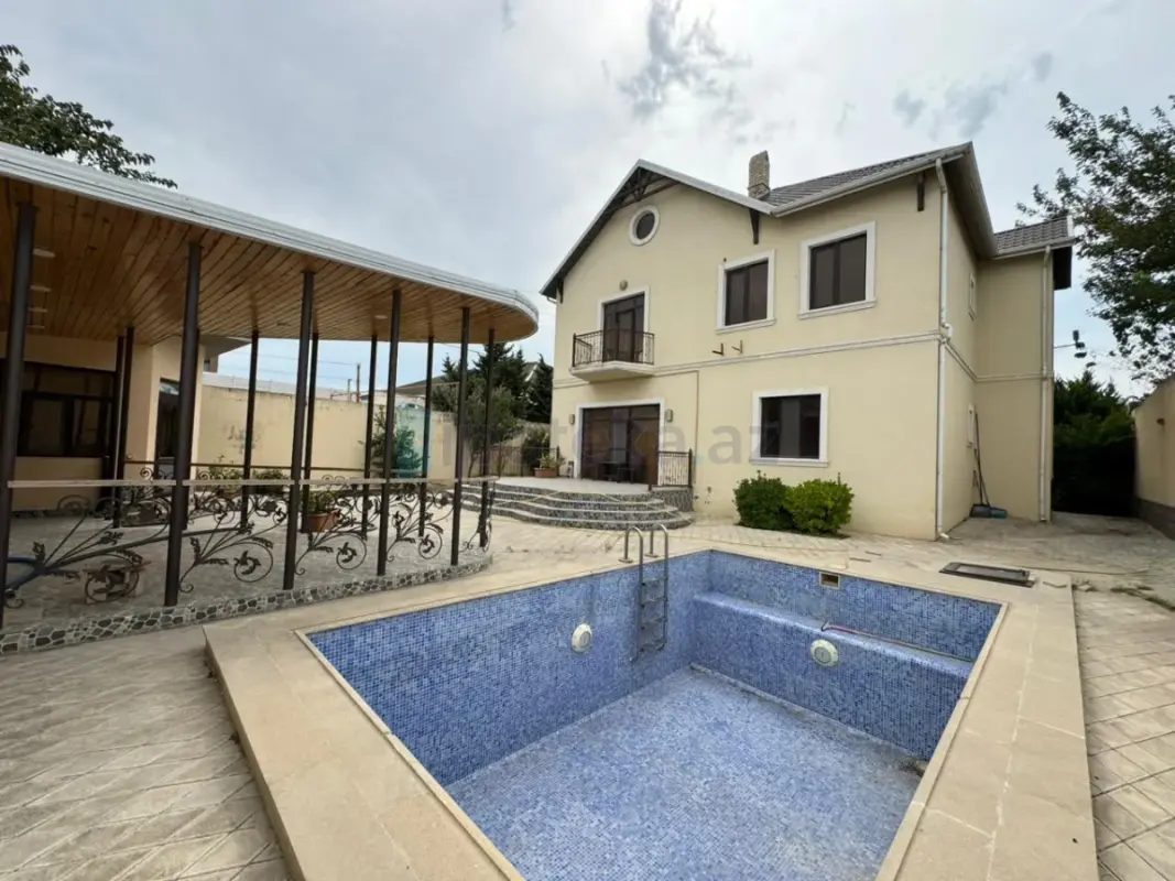 Satılır 5 otaqlı həyət evi 300 m²