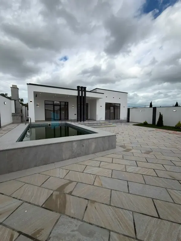 Satılır 4 otaqlı mənzil 180 m²