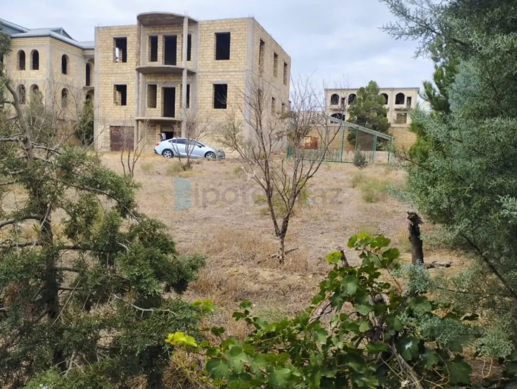 Satılır 8 otaqlı həyət evi 300 m²