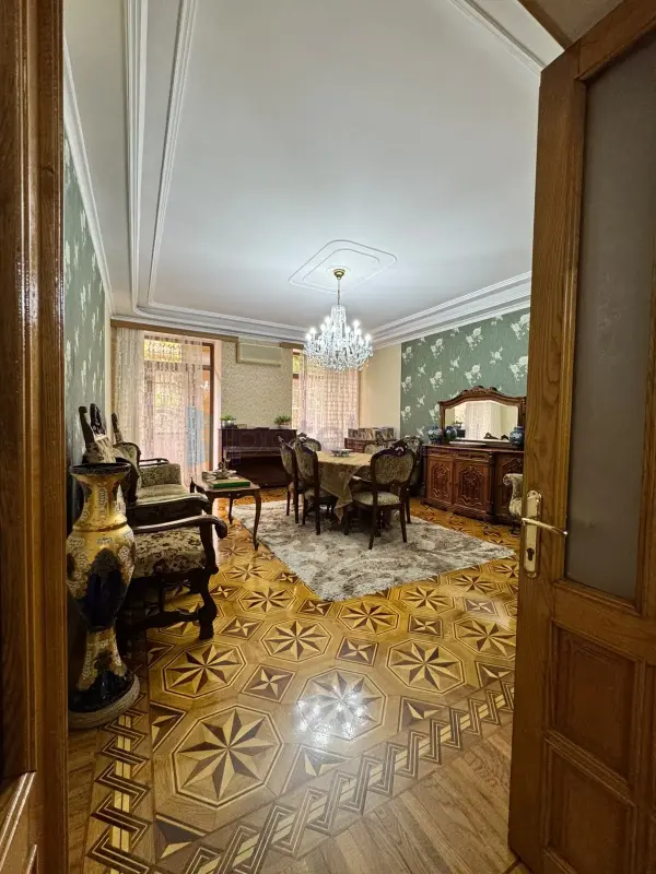 Satılır 4 otaqlı köhnə tikili 134 m²