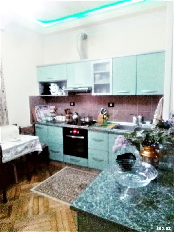 Satılır 8 otaqlı həyət evi