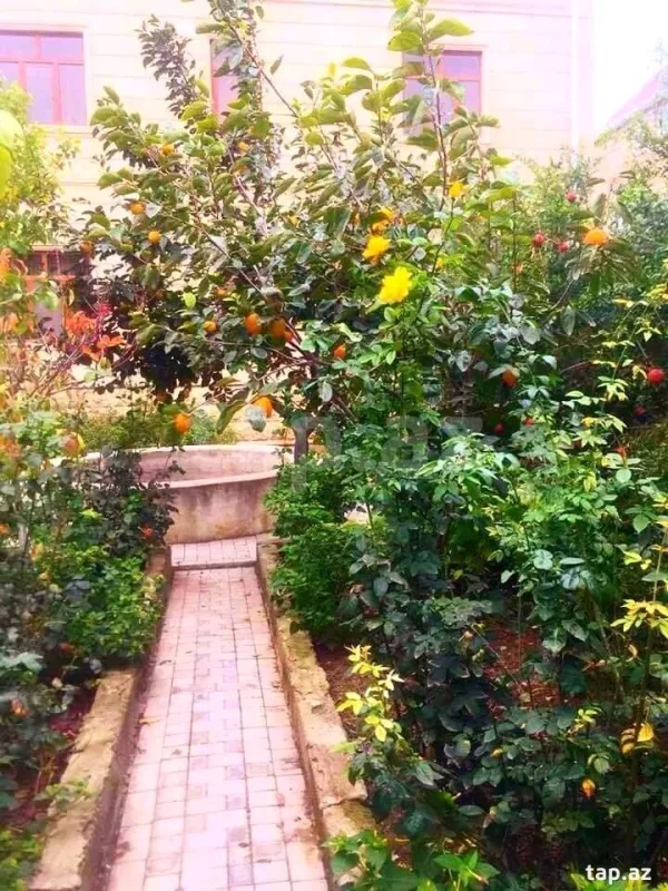 Satılır 8 otaqlı həyət evi