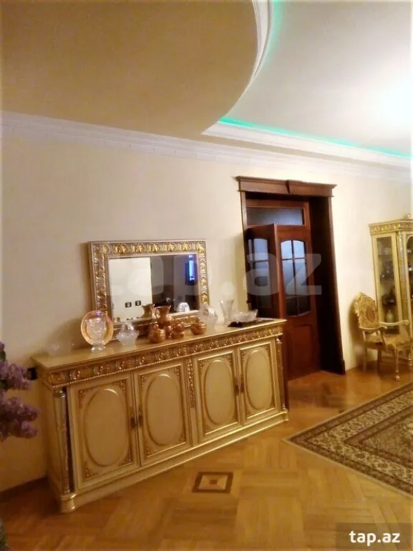 Satılır 8 otaqlı həyət evi