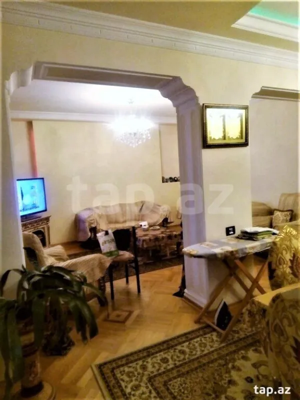 Satılır 8 otaqlı həyət evi