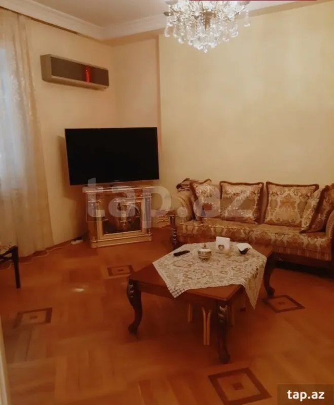 Satılır 8 otaqlı həyət evi