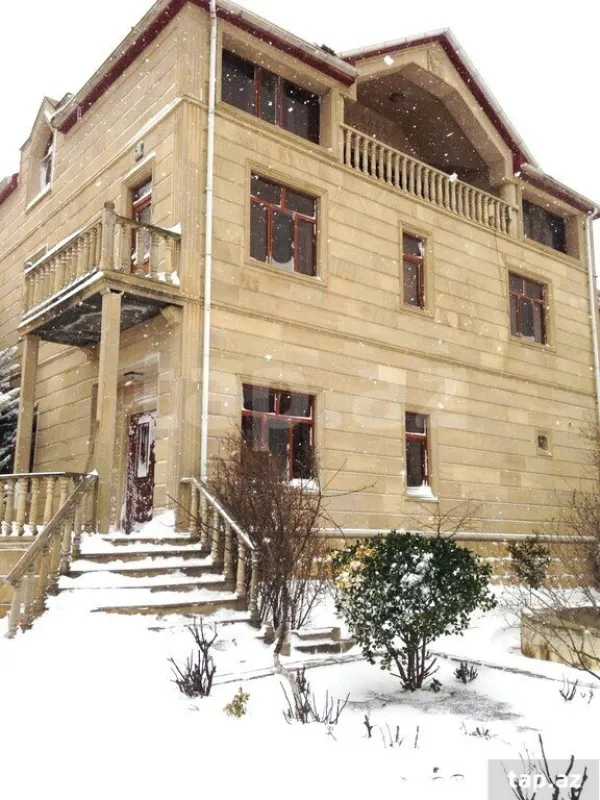 Satılır 8 otaqlı həyət evi