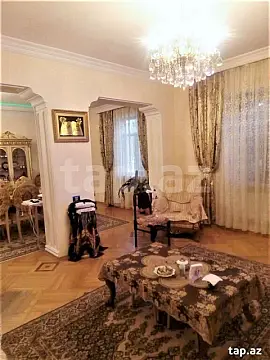 Satılır 8 otaqlı həyət evi