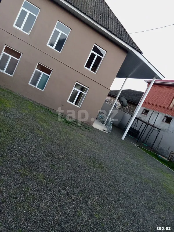 Satılır 4 otaqlı həyət evi