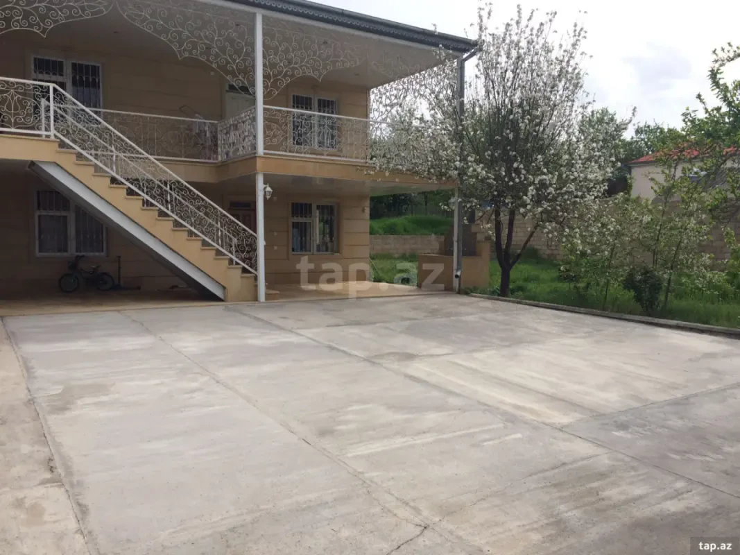 Satılır 9 otaqlı həyət evi 300 m²