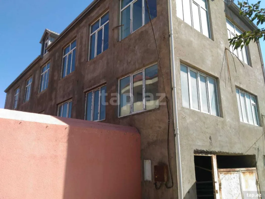 Satılır 11 otaqlı həyət evi