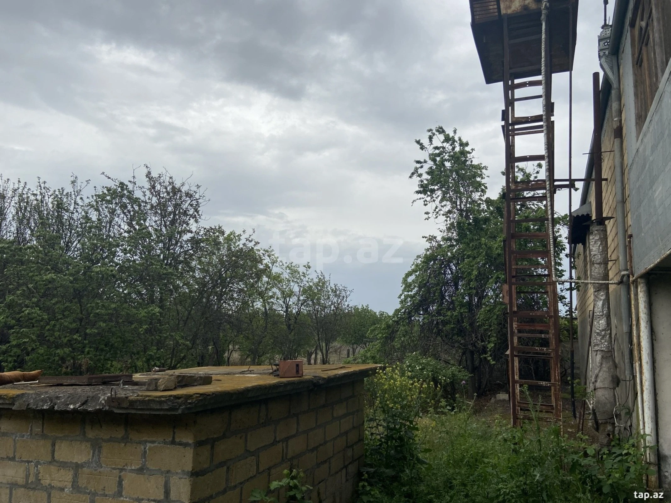 Satılır 8 otaqlı həyət evi