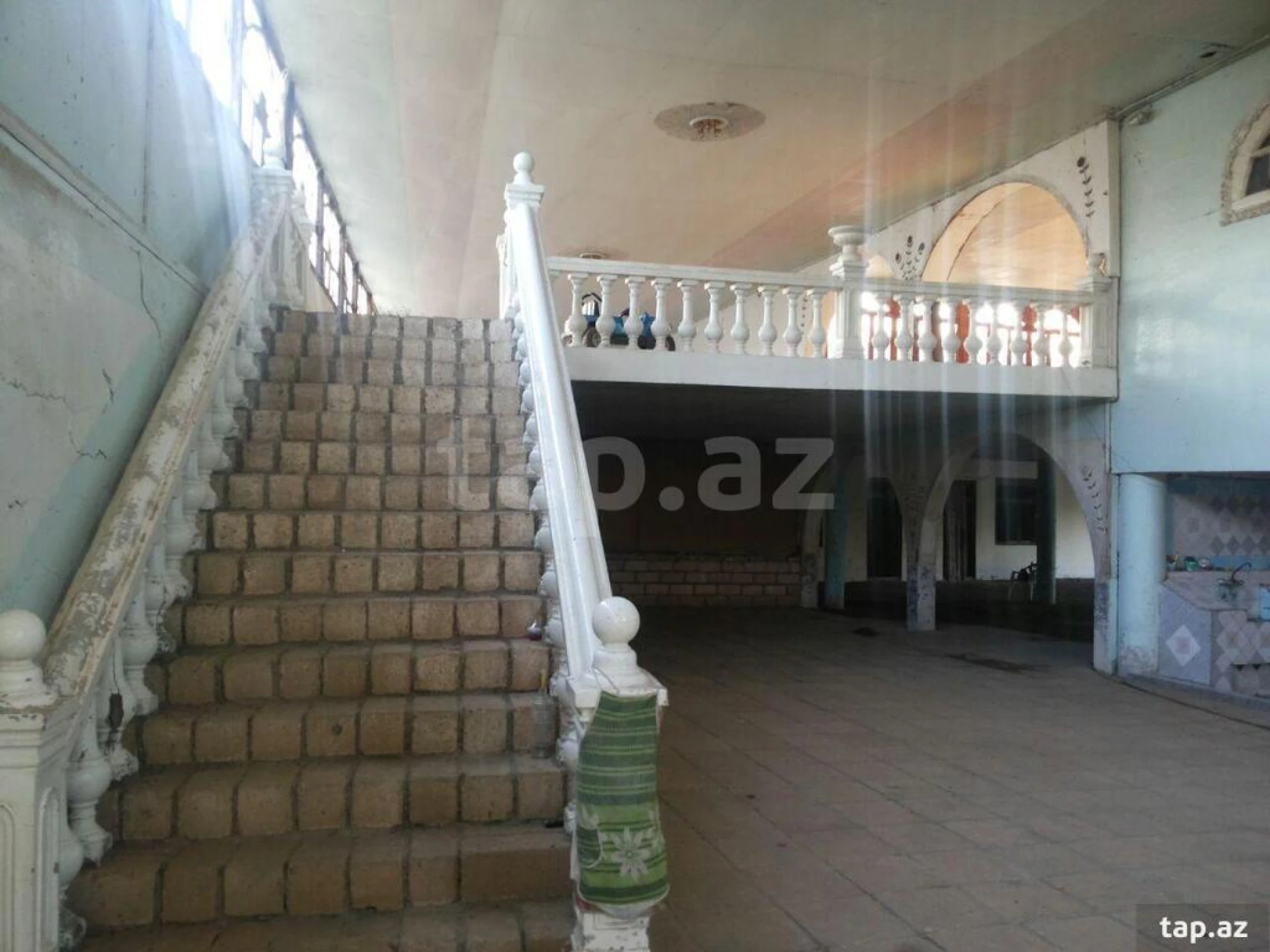 Satılır 8 otaqlı həyət evi