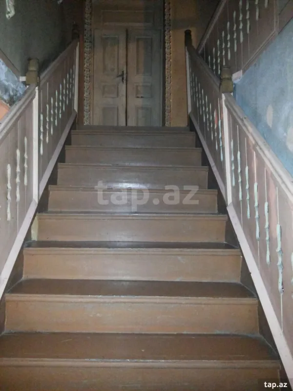 Satılır 8 otaqlı həyət evi