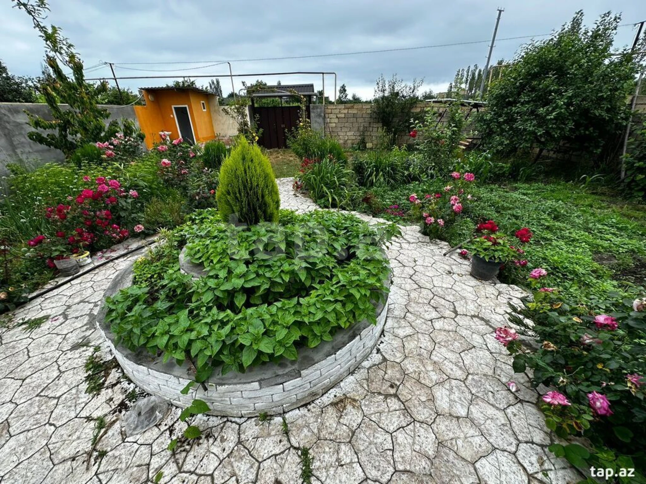 Kirayə verilir 4 otaqlı həyət evi